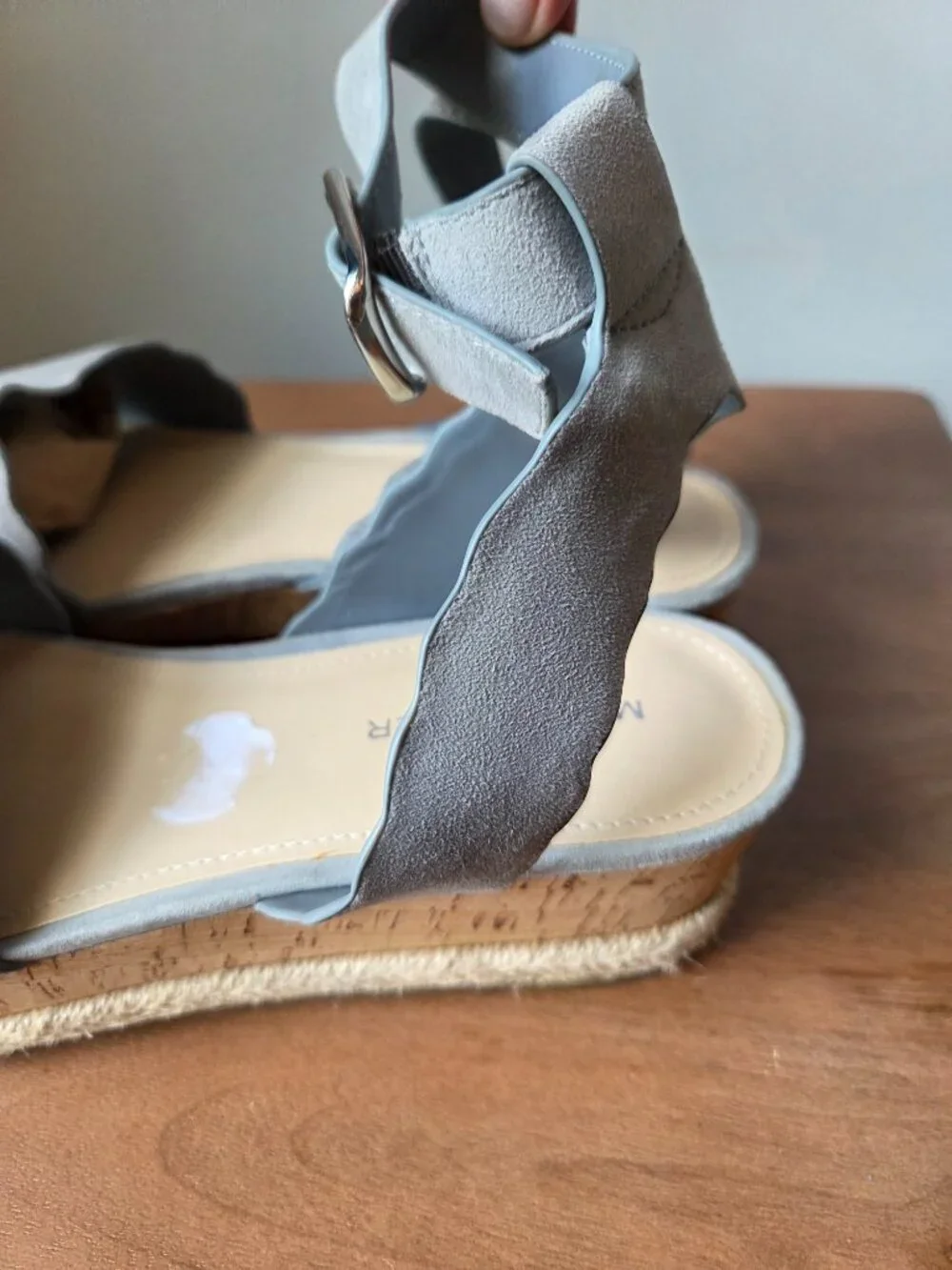 WORN ONCE MARC FISHER FAITFUL GENUINE LEATHER SCALLOPED PLATFORM SANDALS SIZE 9M